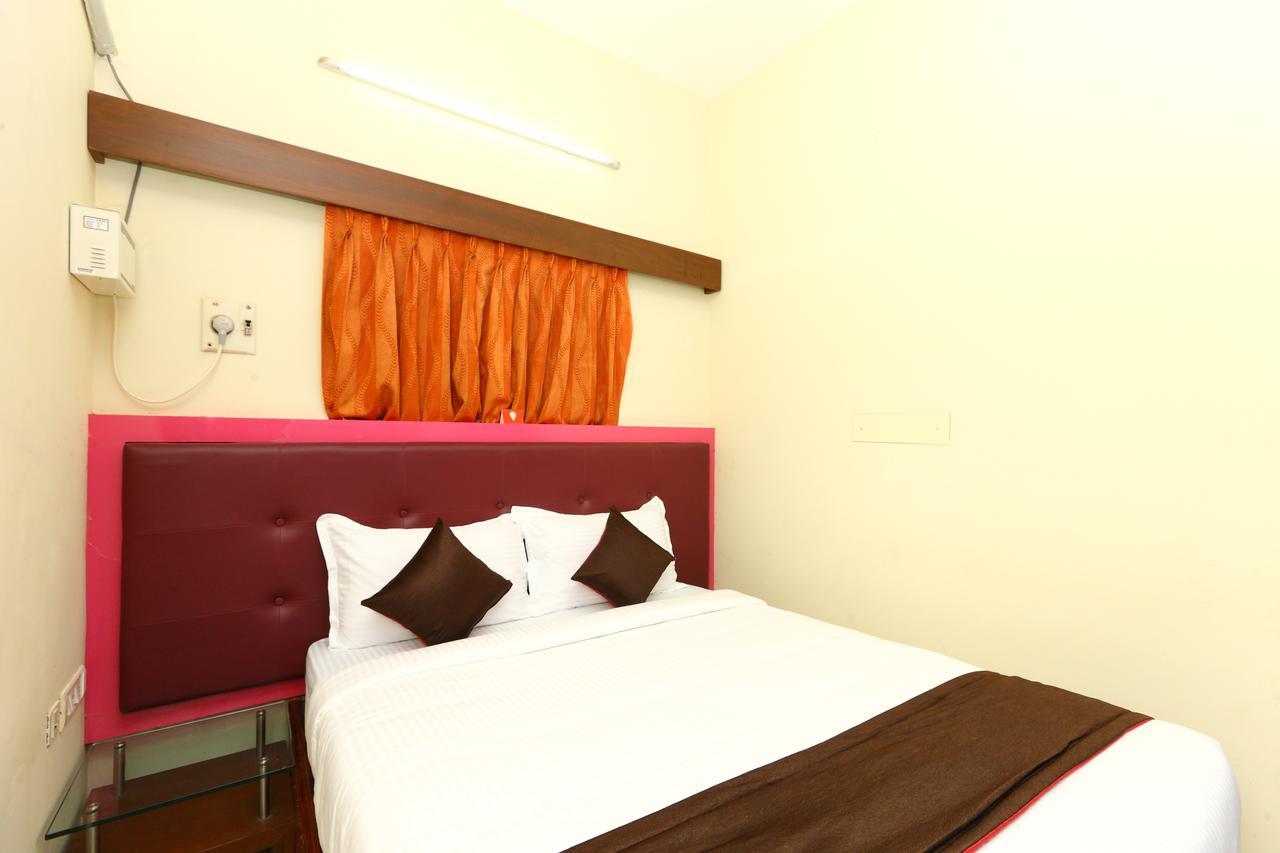 Oyo 8410 Rajeswari Tower Hotel Csennai Kültér fotó