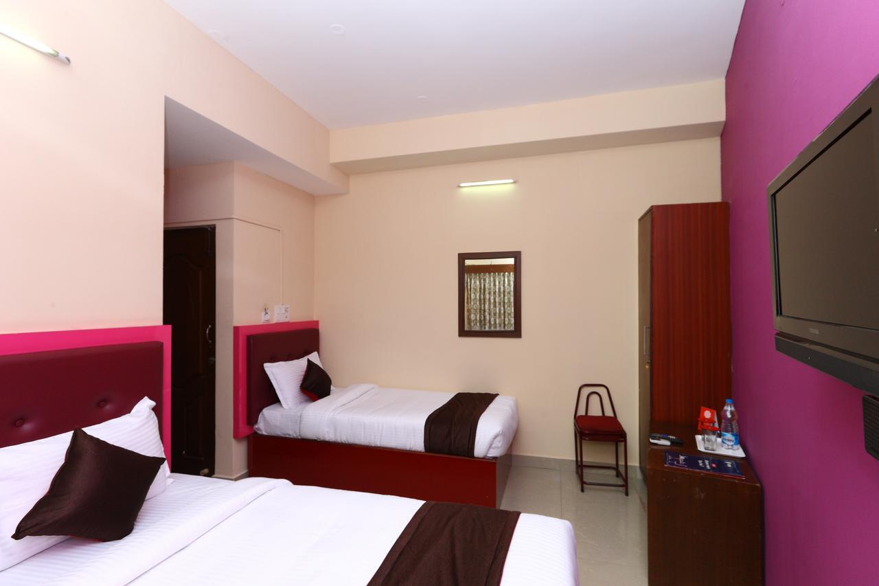 Oyo 8410 Rajeswari Tower Hotel Csennai Kültér fotó