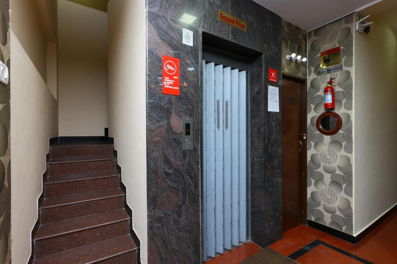 Oyo 8410 Rajeswari Tower Hotel Csennai Kültér fotó